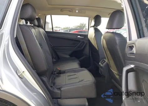 2020 Volkswagen Tiguan 2.0T Se/2.0T Se R-Line Black/2.0T Sel z USA, uszkodzony, nr VIN 3VV2B7AX1LM163475